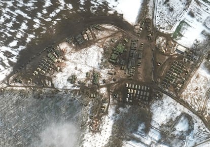 Una imagen satélite del 21 de febrero, de un despliegue reciente de tropas en Krasnyy Oktyabr, cerca de Belgorod (Rusia), a a 12 kilómetros de la frontera con ucrania.