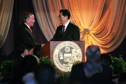 El alcalde de Chicago, Richard Daley, saluda a Hu Jintao durante una cena en el hotel Hilton.