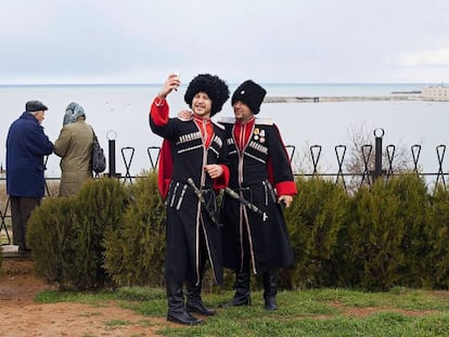 Dois cossacos fazem um autorretrato em Sebastopol, em 2015.