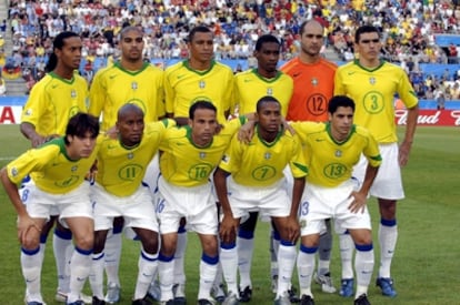 Alineación titular de Brasil en un amistoso en 2005. De pie, de derecha a izquierda, Lucio y Juan, separados por el portero