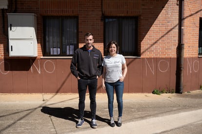 La alcaldesa de Vega de Tera, Tamara Fuentes, y el teniente alcalde, Pedro Fernández, posan delante de las pintadas contra de la planta de biogás.