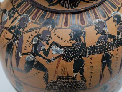 El sacrificio de Políxena por Neoptólemo en un vaso griego.