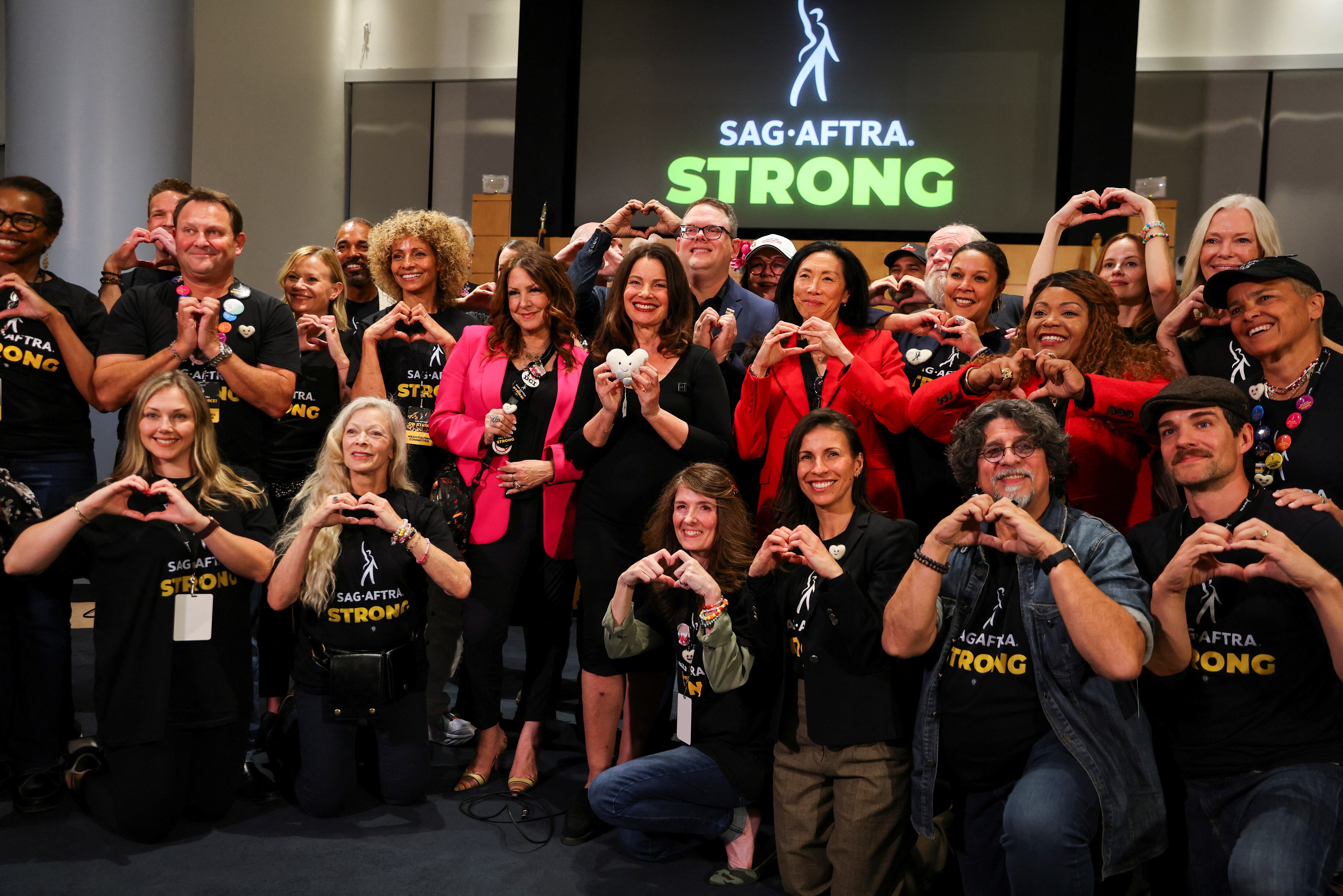 Fran Drescher y Duncan Crabtree-Ireland posan con el comité negociador del sindicato de actores SAG-AFTRA en su sede de Los Ángeles, California, el 10 de noviembre de 2023.