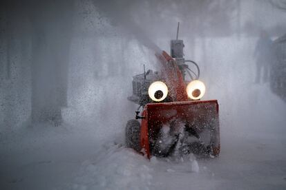 'Chomper', un quitanieves semiautónomo guiado por GPS diseñado y construido por el ingeniero de investigación del MIT Dane Kouttron, despeja la nieve tras una tormenta nocturna en Cambridge, Massachusetts (EE UU).