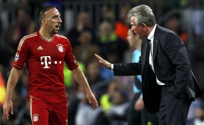 Jupp Heynckes habla con Ribery.