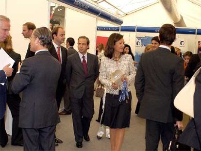 La presidenta de Banesto, Ana Patricia Botín, visitó la feria de empleo del Instituto de Empresa.