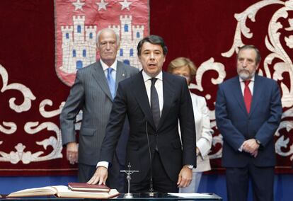 Ignacio Gonzalez ha elegido la fórmula del juramento en su toima de posesión como cuarto presidente de la Comunidad de Madrid. En su discurso, ha apelado a Dios y a la unidad de la patria y ha recordado a sus predecesores al frente de la región.