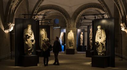 Estatuas de Isaac y Abraham, a ambos lados, durante la exposición 'Descubriendo al Maestro Mateo', en 2017