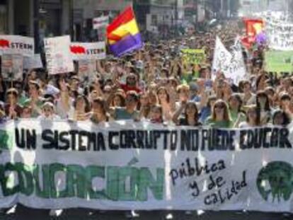 Multitud de estudiantes, durante una manifestación contra los recortes y la reforma educativa. EFE/Archivo