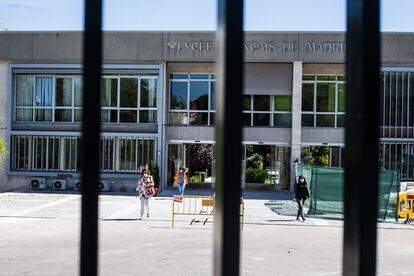 Las puertas del Liceo Francés en Madrid, donde una de las aulas de primero de Primaria se encuentra en confinamiento preventivo.