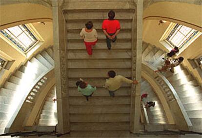 Aspecto de la escalera central del edificio que alberga el Círculo de Bellas Artes.