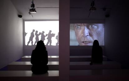 Dos asistentes a la exposición 'Watch me move. Un viaje por la animación', en Madrid.