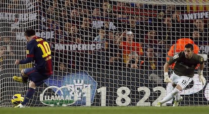 Messi ejecuta el penalti que acabó en gol.