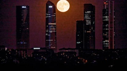 La luna sobre las Cuatro Torres, en Madrid, el pasado 1 de agosto.