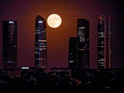 La luna sobre las Cuatro Torres, en Madrid, el pasado 1 de agosto.