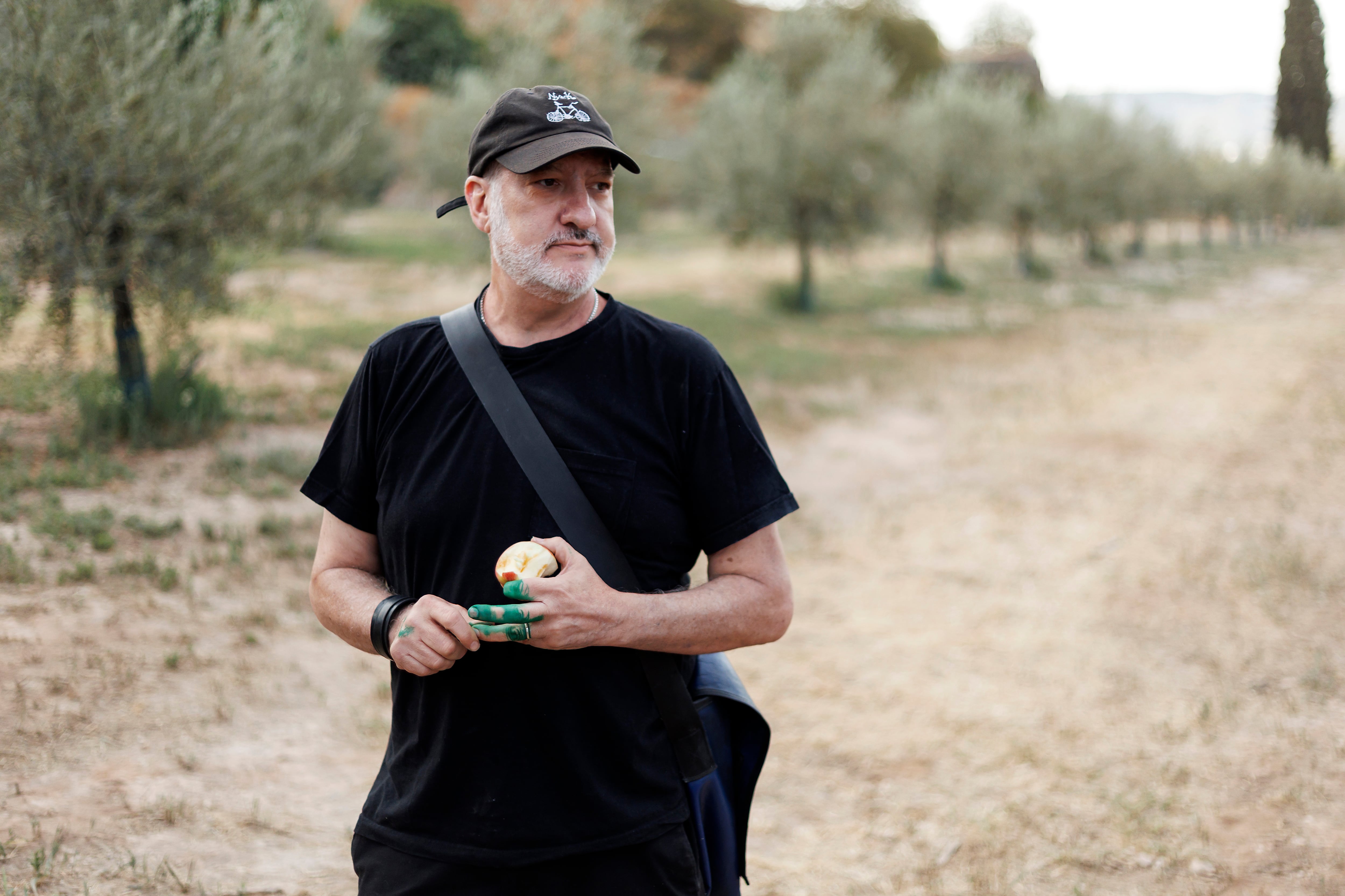 El fotógrafo Spencer Tunick, durante una intervención artística en Albolote (Granada), en 2025.