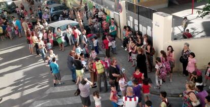 Padres, madres y alumnos ante el colegio p&uacute;blico Migel Bordonau.