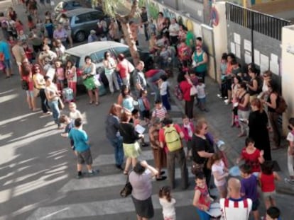 Padres, madres y alumnos ante el colegio p&uacute;blico Migel Bordonau.