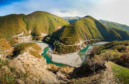 Meandros del río Trebbia, en un valle en el límite entre los Apeninos Emilianos y la Liguria. 