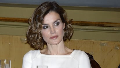 Doña Letizia mantiene su melena corta que ahora se riza con más asiduidad.