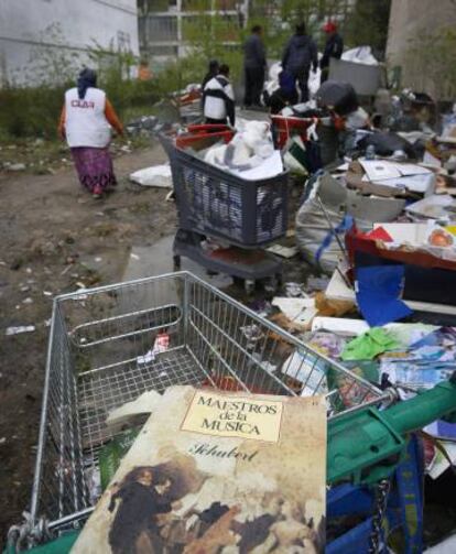 Papeles y objetos amontonados por la familia que habita en el solar de la calle de Miguel Yuste.