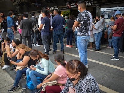 Gente haciendo fila para tramitar su constancia de situación fiscal, afuera de una oficina del SAT en Ciudad de México, el 31 de mayo de 2022.