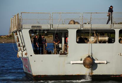 Oficiales y personal militar en el interior del barco italiano que traslada a un grupo de migrantes al puerto de Shengjin en Albania. 