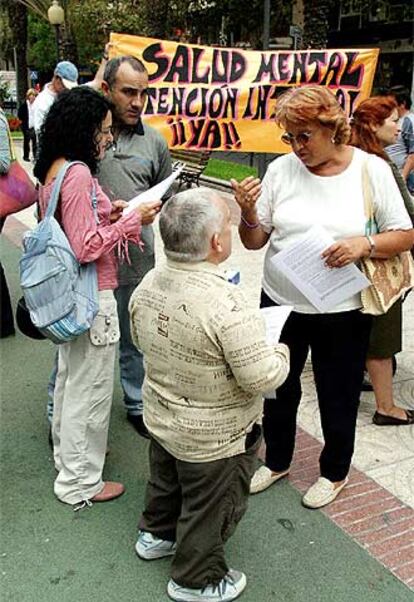 Familiares de enfermos piden en Alicante más servicios.