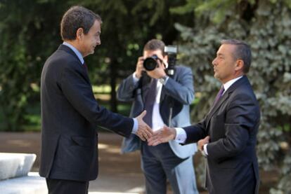 Zapatero saluda al presidente de Canarias, Paulino Rivero, a su llegada a La Moncloa.