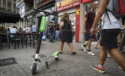 Uno de los patinetes eléctricos del servicio de alquiler de Lime en Valencia antes de que la Policía Local los retirara.