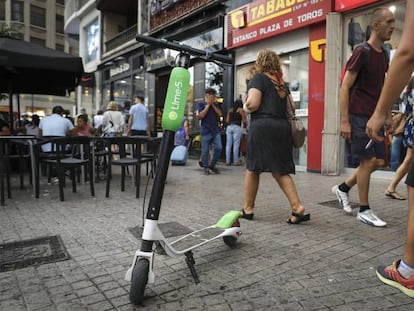 Uno de los patinetes eléctricos del servicio de alquiler de Lime en Valencia antes de que la Policía Local los retirara.