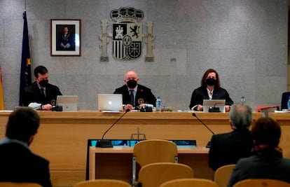 José Antonio Mora (en el centro), presidente del tribunal que ha enjuiciado el caso de la caja b del PP, en una imagen del 8 de febrero, junto a los magistrados que componen la terna que tiene que dictar la resolución, Fernando Andreu y María Fernanda García, que será la ponente.