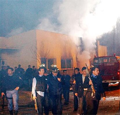 La comisaría de policía de El Jagüel, en la provincia de Buenos Aires, tras ser incendiada por manifestantes.