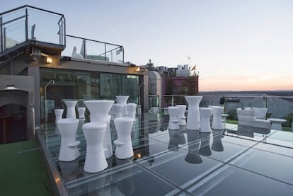 Subir a <a href="https://sunsetlookers.es/es" target="_blank">Sunset Lookers</a>, la terraza de la séptima planta del hotel Santo Domingo (Plaza de Santo Domingo, 13) es, desde hace varios años, un ritual para quienes disfrutan de los mejores rincones estivales de Madrid. Vistas de 360 grados, solarium y buenos cócteles para refrescarse al atardecer, como un Sex in Santo Domingo (vodka, licor de melocotón, puré de mango y zumo de arándanos) o un Pure Garden (ginebra, frambuesas, menta y miel de agave). Y llegado el momento, no falta un 'selfie' con la puesta de sol.