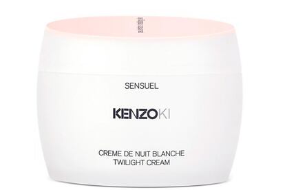 Haz que tu descanso sea aún más curativo para tu piel con la Crema Blanca de Kenzoki, para la noche. Elaborada a base de vapor de arroz, es muy nutriente y tiene una fragancia sensual y calmante que favorece un sueño reparador y regenerante. Ideal para pieles secas, cuesta unos 50 euros.