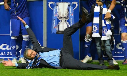 O diretor técnico do Chelsea, José Mourinho, celebra no chão a vitória de sua equipe, que foi campeã da Copa da Liga Inglesa depois de vencer o Tottenham.