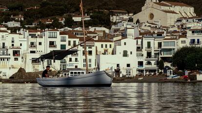 Un barco navega junto a la costa en Cadaqués.