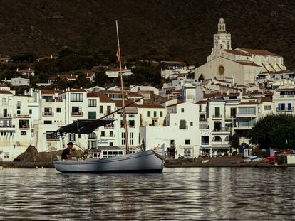 Un barco navega junto a la costa en Cadaqués.