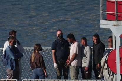 Un grupo de migrantes esperan desembarcar de un buque de la Marina italiana a su llegada este miércoles al puerto de la localidad de Shengjin (Albania). 