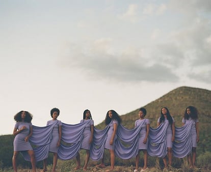 Vestido grupal (inspirado en un modelo original de Issey Miyake), en un momento del rodaje de los videoclips. Guerreo llevó la dirección artística.