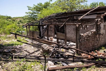 Los restos de una vivienda quemada en Palmarito, localidad de Rosario, donde habitantes han huido de la violencia.