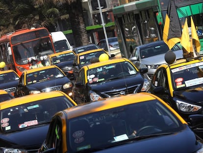 Un grupo de taxistas chilenos se manifiesta para exigir la prohibici&oacute;n de las plataformas Uber y Cabify, por las calles de Santiago de Chile. 