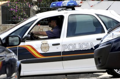 Un coche de la Polic&iacute;a Nacional. EFE/Archivo