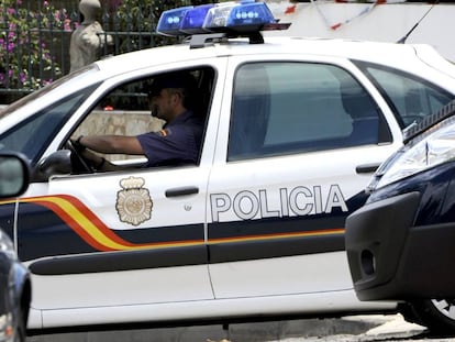 Un coche de la Polic&iacute;a Nacional. EFE/Archivo