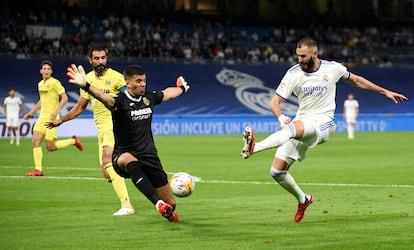 Benzema dispara el balón en el partido del Real Madrid contra el Villareal CF en el Santiago Bernabéu.