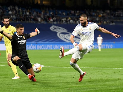 Benzema dispara el balón en el partido del Real Madrid contra el Villareal CF en el Santiago Bernabéu.