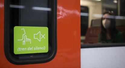 Cartells demanant silenci en un vagó dels Ferrocarils.