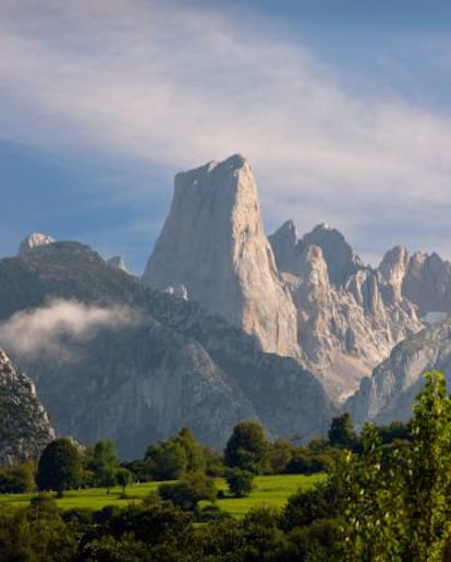 Vista del Naranjo de Bulnes, en el parque nacional de los Picos de Europa.