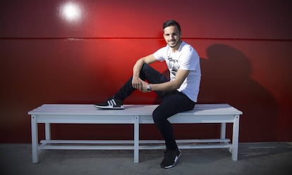 Sarabia posa en la ciudad deportiva del Sevilla.