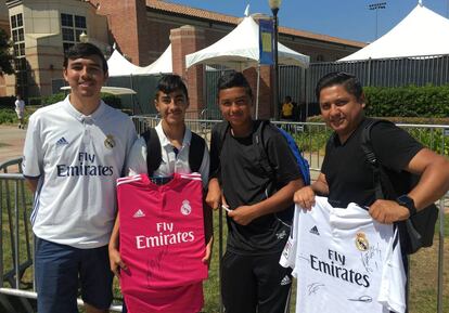 De izquierda a derecha, Luis Benítez, Christopher Rodríguez, Ricardo Espinosa y Luis Mendoza, a la espera de autógrafos del Madrid en el campus de UCLA.